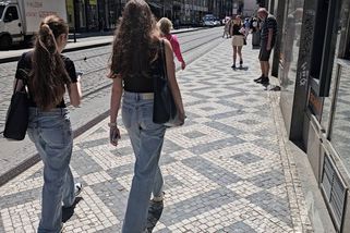 Barevná mozaika mizí z chodníků, nahrazuje ji šedá a černá. Proměna Václaváku budí emoce - Novinky